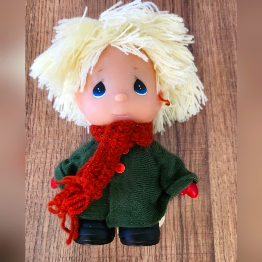 Precious Moments enesco.  Hi Babies Winter clothes blonde 1988